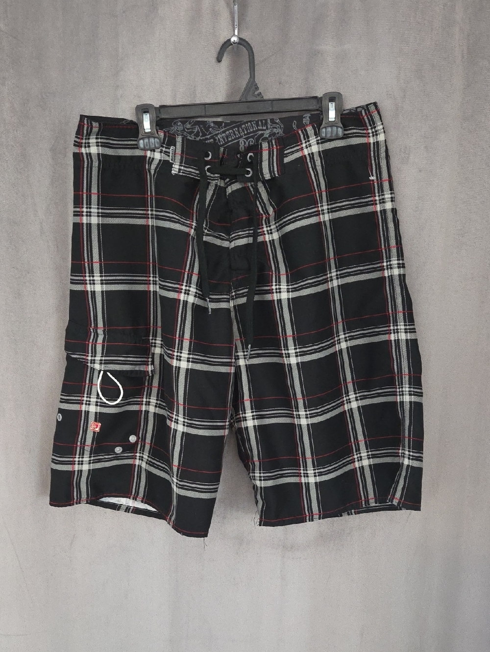 Men's Ripzone Size 36 Black Plaid Cargo Shorts with Red Accent
